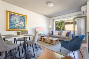Unit With Balcony Backyard and Parking Near Shops, Sydney